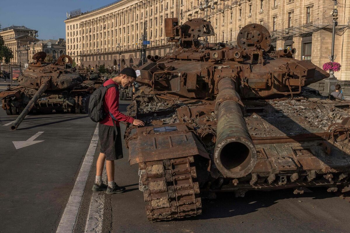Iznīcināts Krievijas armijas tanks Hreščatikā, Ukrainā. Foto: Roman Pilipey / AFP