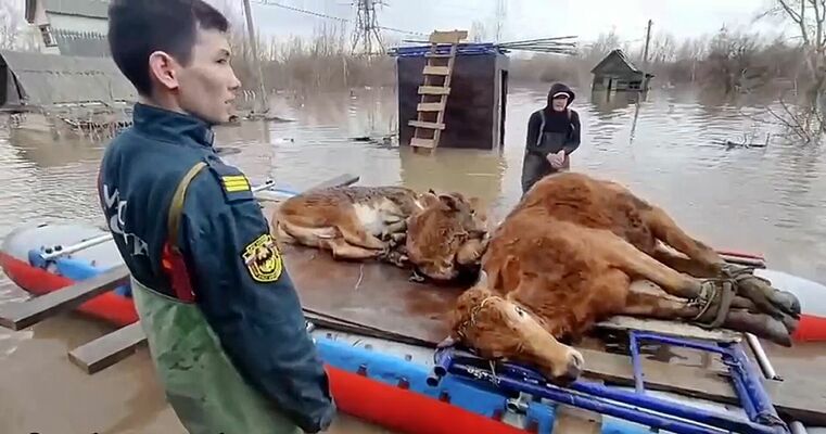 Krievijas Orenburgas apgabalā turpinās spēcīgi plūdi