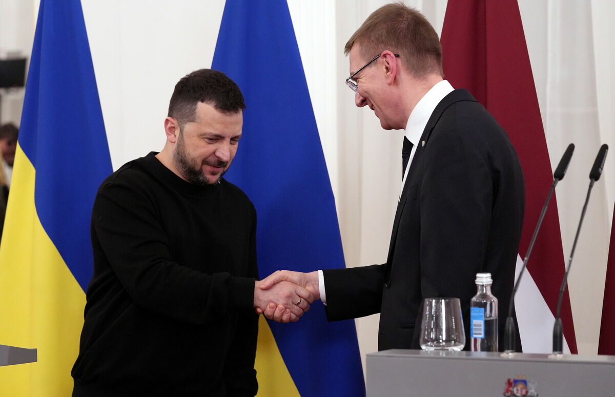Valsts prezidents Edgars Rinkēvičs (no labās) un Ukrainas prezidents Volodimirs Zelenskis piedalās preses konferencē pēc tikšanās Rīgas pilī šī gada janvārī. Foto: Evija Trifanova/LETA