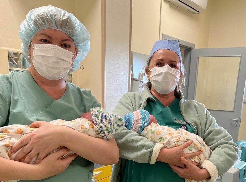 Dvīņi Miķelis un Ansis, kuri 11. aprīlī piedzima Kuldīgas slimnīcā. Foto: Kuldīgas slimnīca/Facebook