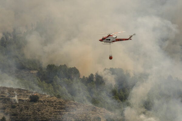 Spānijas austrumos plosās plašs meža ugunsgrēks. Foto: EPA/Pablo Miranzo