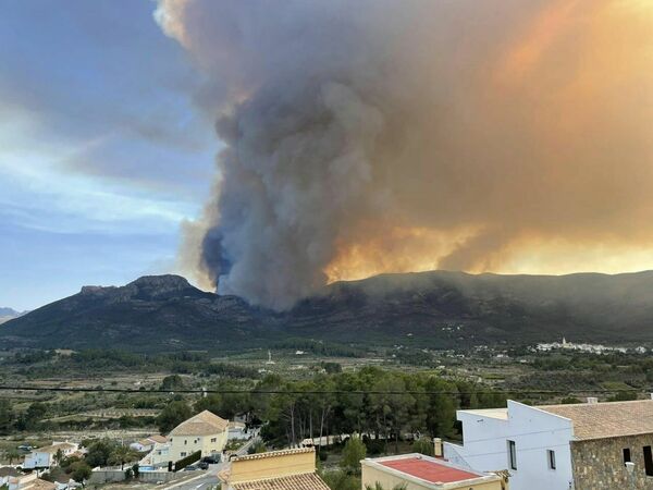 Spānijas austrumos plosās plašs meža ugunsgrēks. Foto: Ekrānuzņēmums/X