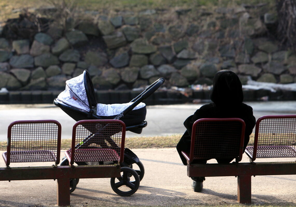Sieviete un bērnu ratiņi Kronvalda parkā. Foto: Edijs Pālens/LETA