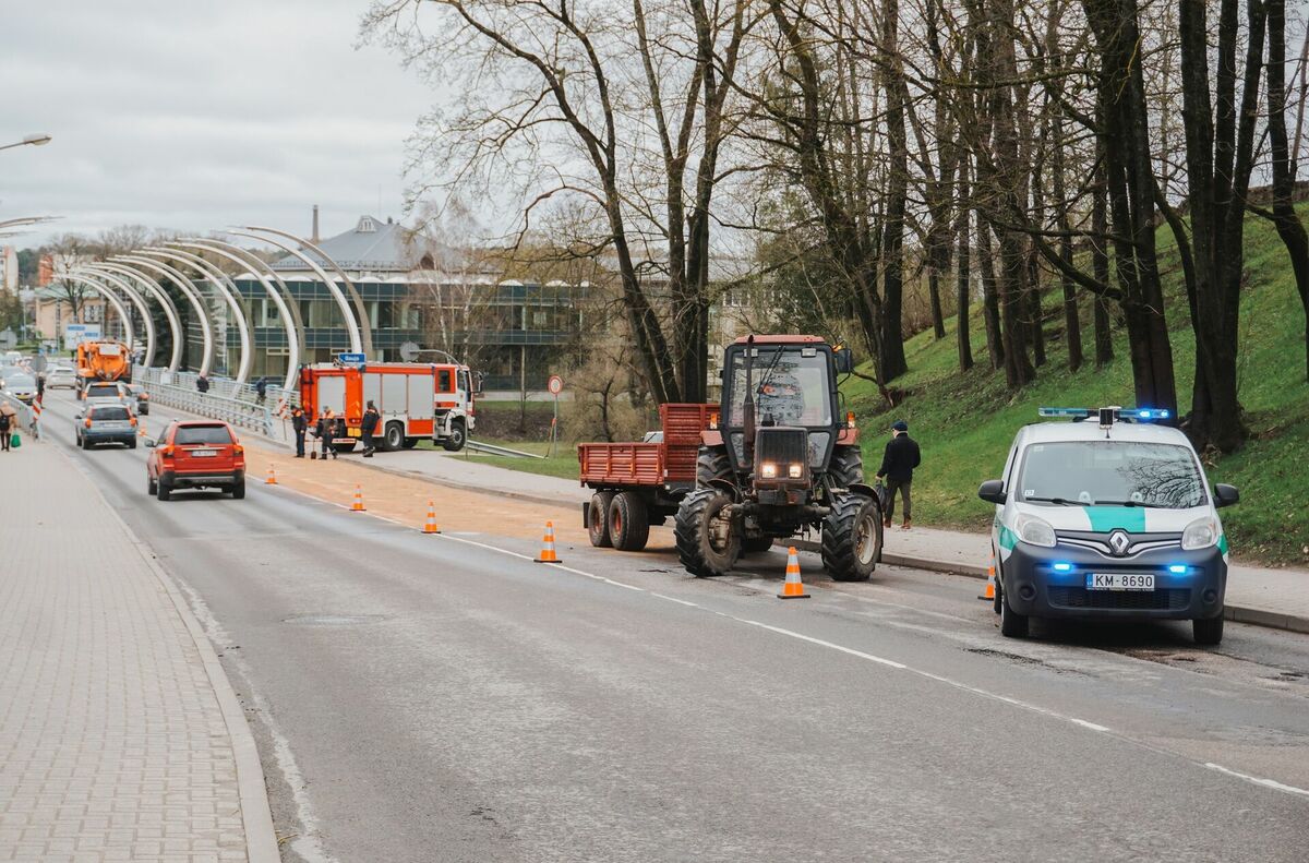 Pirms tilta pār Gauju Valmierā no traktortehnikas noplūdusi hidrauliskā eļļa, radot vides piesārņojuma risku. Foto: Valmieras novads/Facebook