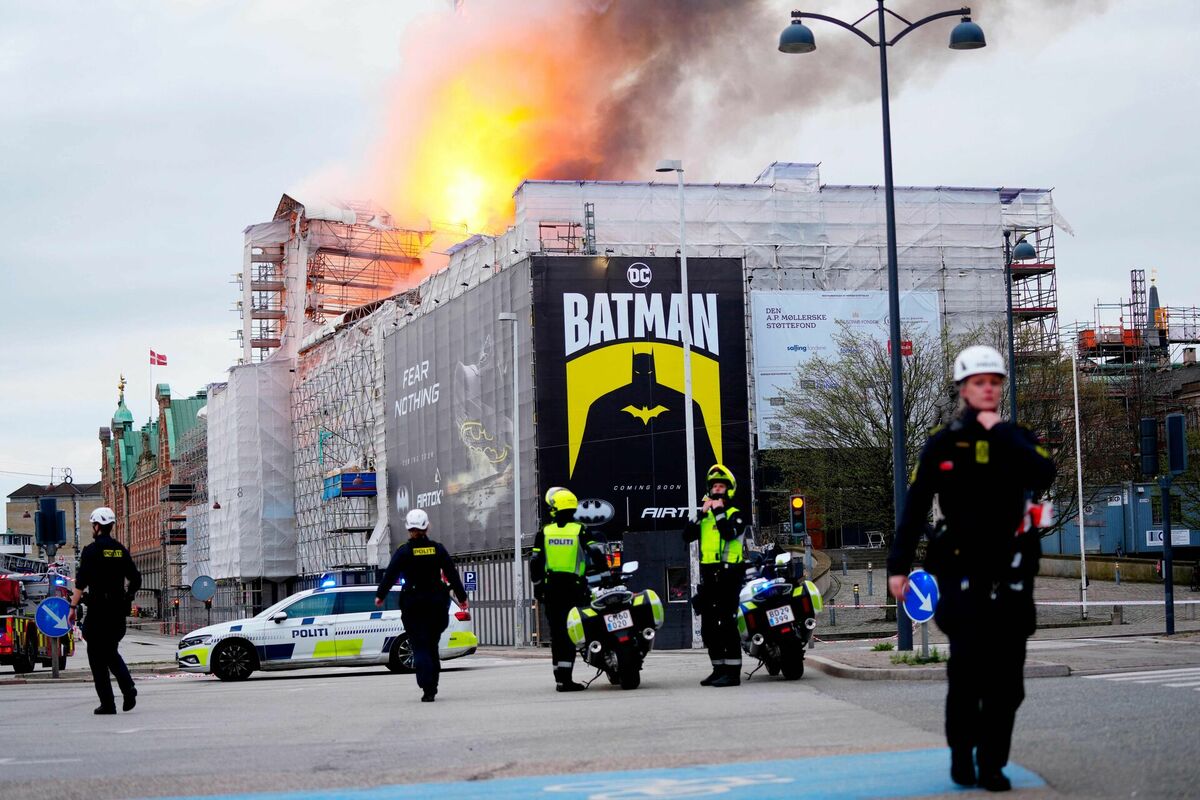Kopenhāgenā otrdien aizdegusies bijusī biržas ēka. Foto: Ida Marie Odgaard / Ritzau Scanpix / AFP