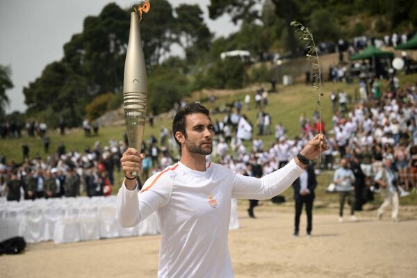 Olimpiskās uguns iedegšanas ceremonija. Foto: AP Photo/Thanassis Stavrakis