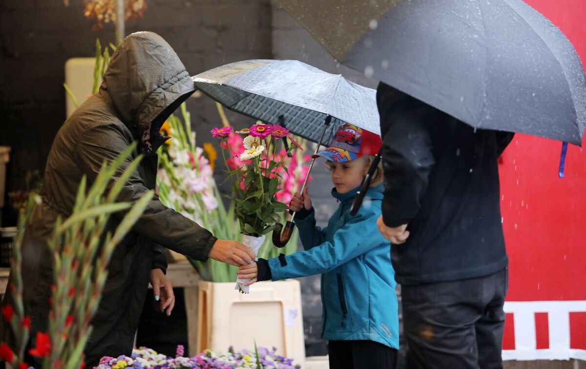 Skolēns iegādājas ziedus skolotājai. Foto: Sintija Zandersone/LETA
