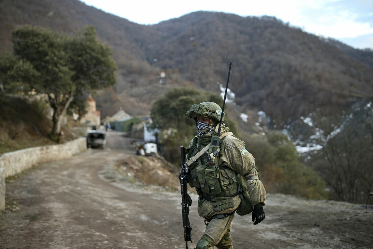 Krievijas karavīrs Kalnu Karabahā. Foto: AP Photo/Emrah Gurel