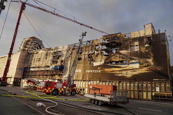 Dānijas galvaspilsētā Kopenhāgenā jau trešo dienu tiek dzēsts ugunsgrēks bijušajā biržas ēkā. Foto: Liselotte Sabroe / Ritzau Scanpix / AFP