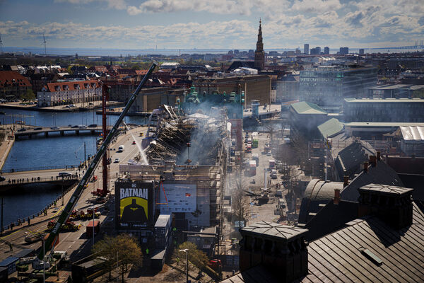 Dānijas galvaspilsētā Kopenhāgenā jau trešo dienu tiek dzēsts ugunsgrēks bijušajā biržas ēkā. Foto: Liselotte Sabroe / Ritzau Scanpix / AFP