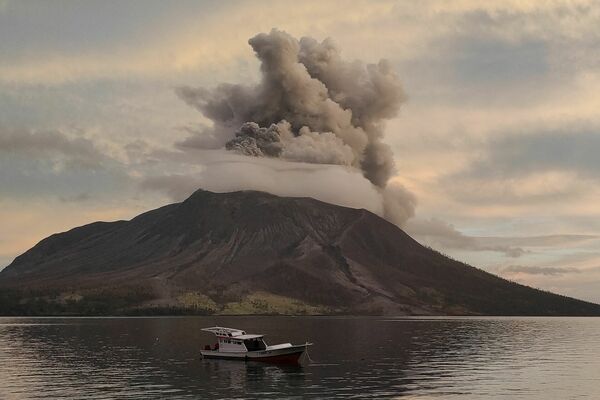 Ruangas vulkāna izvirdums Indonēzijā 2024. gada aprīlī. Foto: Center for Volcanology and Geological Hazard Mitigation / AFP
