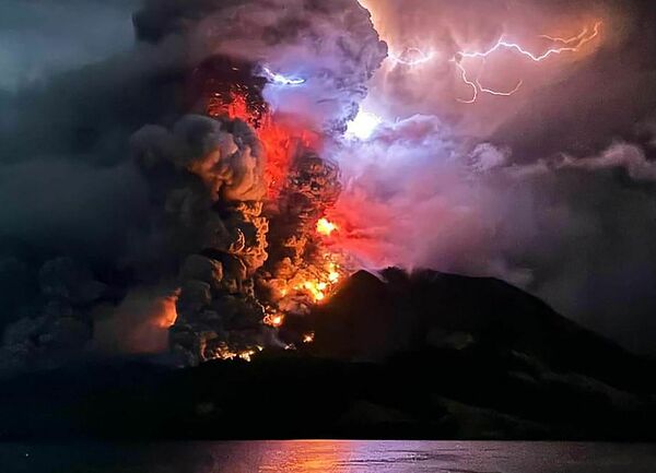 Ruangas vulkāna izvirdums Indonēzijā 2024. gada aprīlī. Foto: Center for Volcanology and Geological Hazard Mitigation / AFP