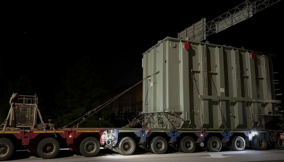 Lielgabarīta kravu, kuras kopējais garums ir 34 m, svars 246 t, augstums 5,95 m, pavadīs divas pavadošā transporta automašīnas. Foto: "Facebook" / Ropažu novada pašvaldība