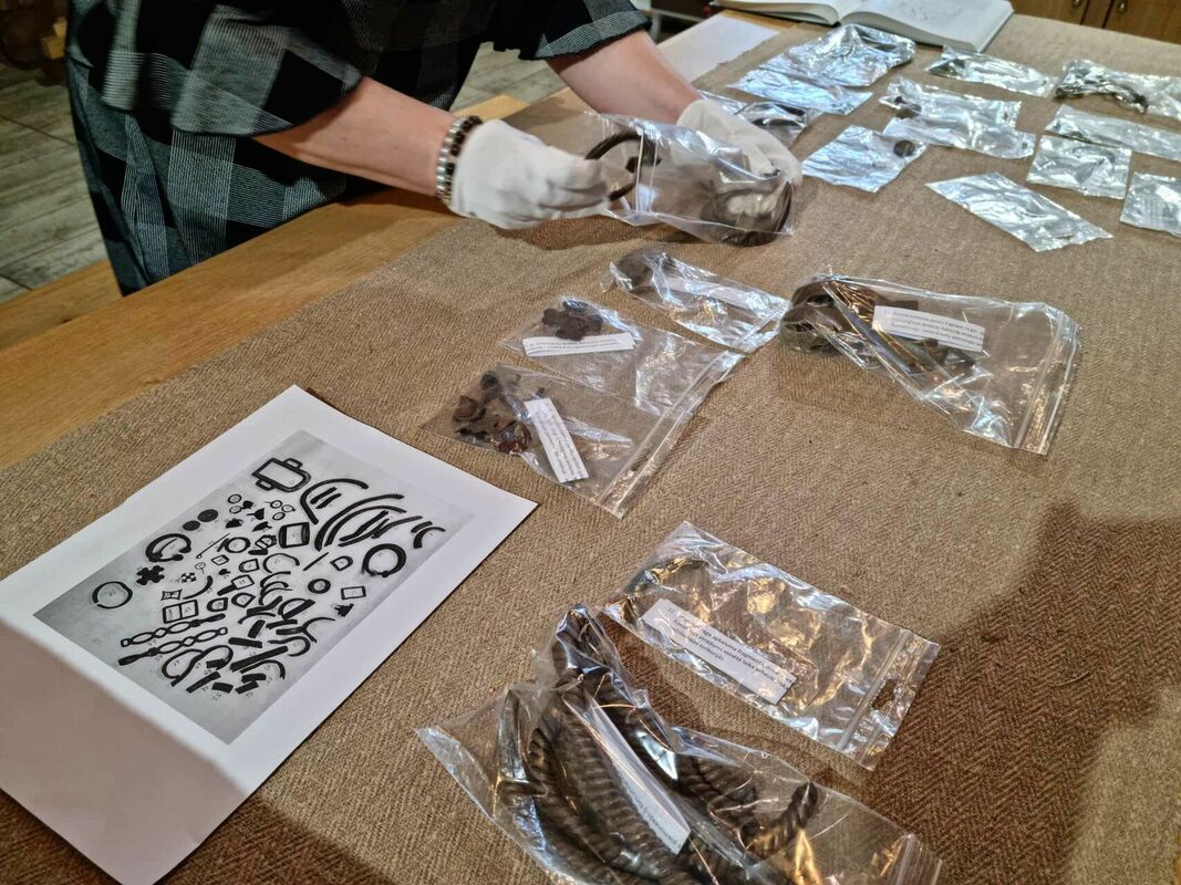 Arheoloģiskie priekšmeti, kurus anonīms cilvēks bija atstājis pie Aizputes novadpētniecības muzeja durvīm. Foto: Dienvidkurzemes kultūra/Facebook