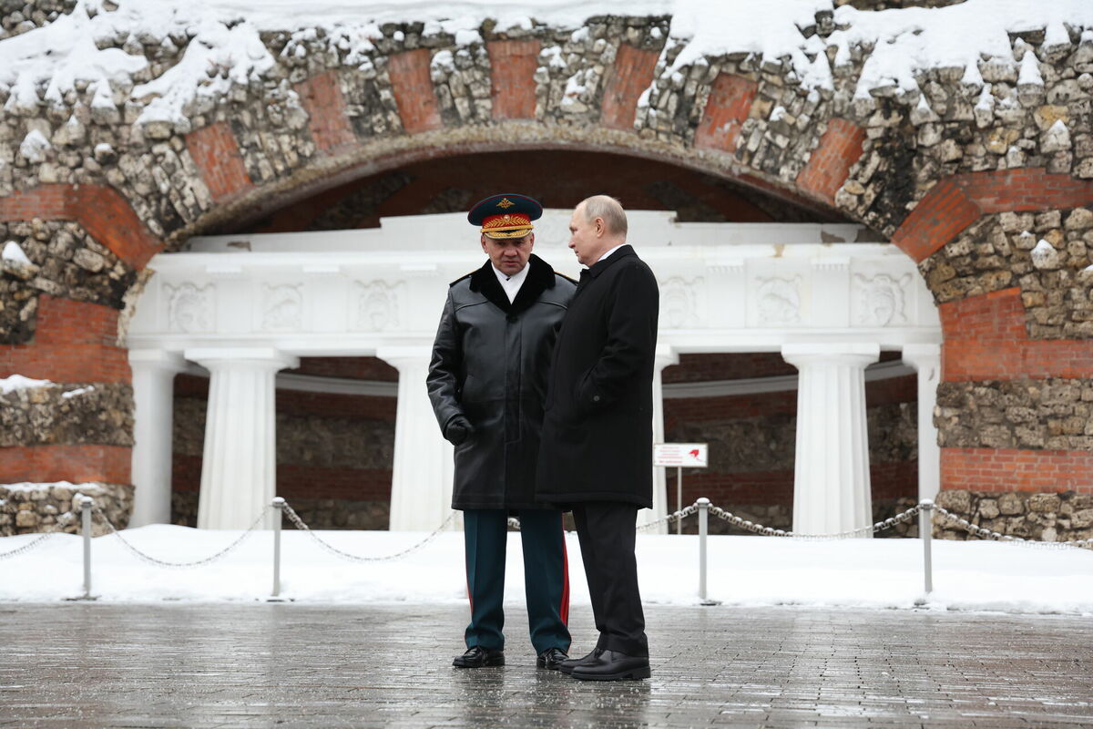 Sergejs Šoigu un Vladimirs Putins. Foto: EPA/ALEXANDER KAZAKOV/SPUTNIK/Scanpix