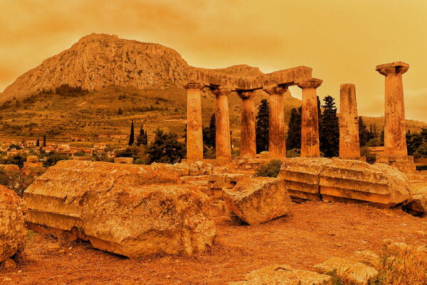 24. aprīlī virs Grieķijas galvaspilsētas Atēnām izviedojusies oranža migla Sahāras tuksneša putekļu dēļ. Foto: EPA/VASSILIS PSOMAS