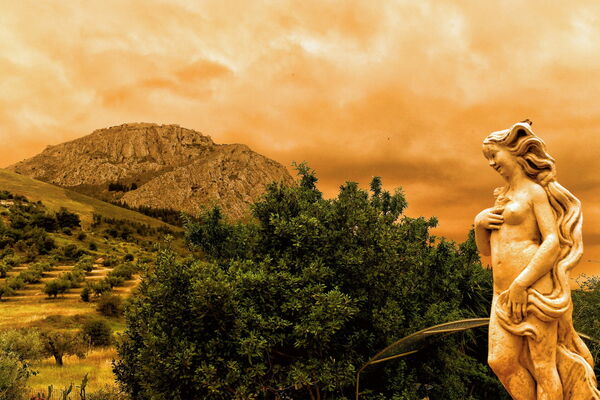 24. aprīlī virs Grieķijas galvaspilsētas Atēnām izviedojusies oranža migla Sahāras tuksneša putekļu dēļ. Foto: EPA/VASSILIS PSOMAS