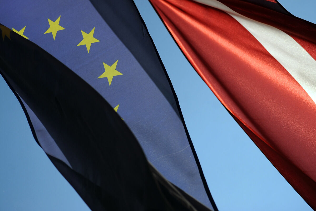 Eiropas Savienības un Latvijas karogi. Foto: Edijs Pālens/LETA