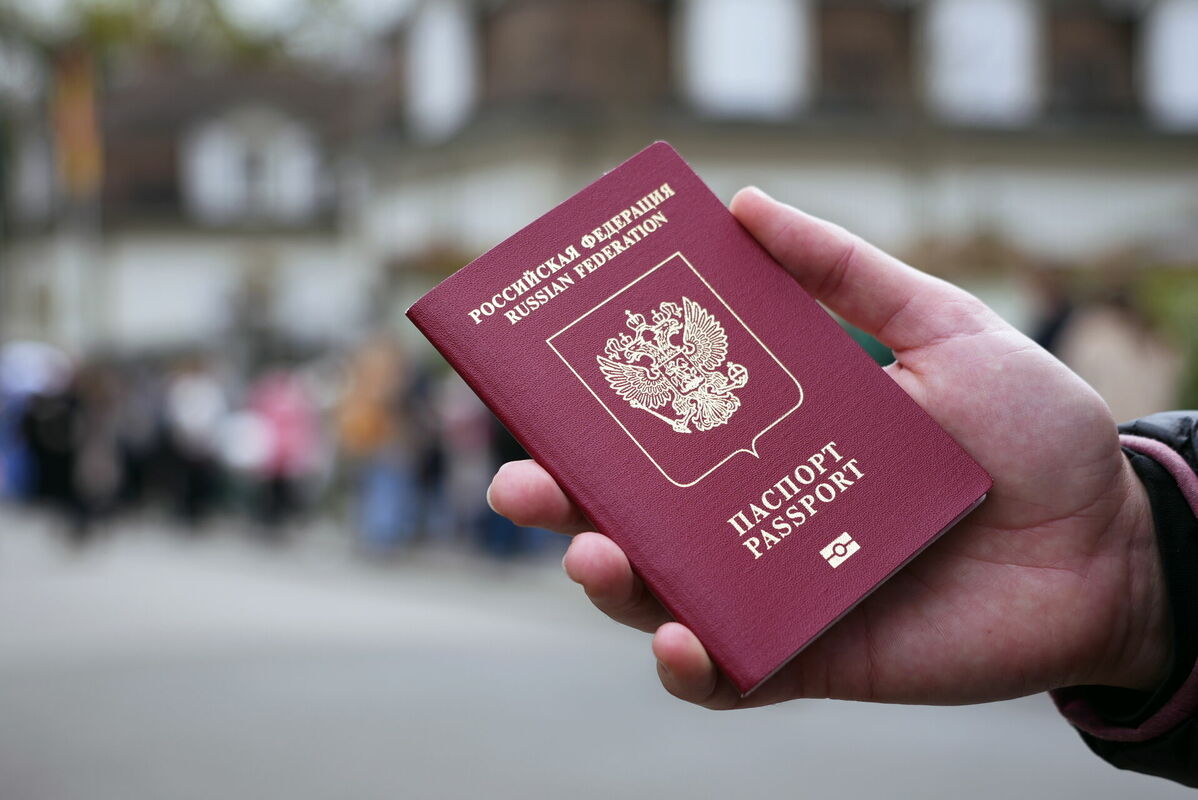 Krievijas Federācijas pase. Foto: EPA/JULIEN GRINDAT