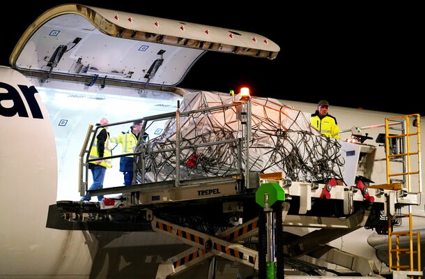 Vācijas aviokravu pārvadātāja "Lufthansa Cargo" pirmā regulārā kravas lidojuma sagaidīšana Rīga lidostā Foto: LETA