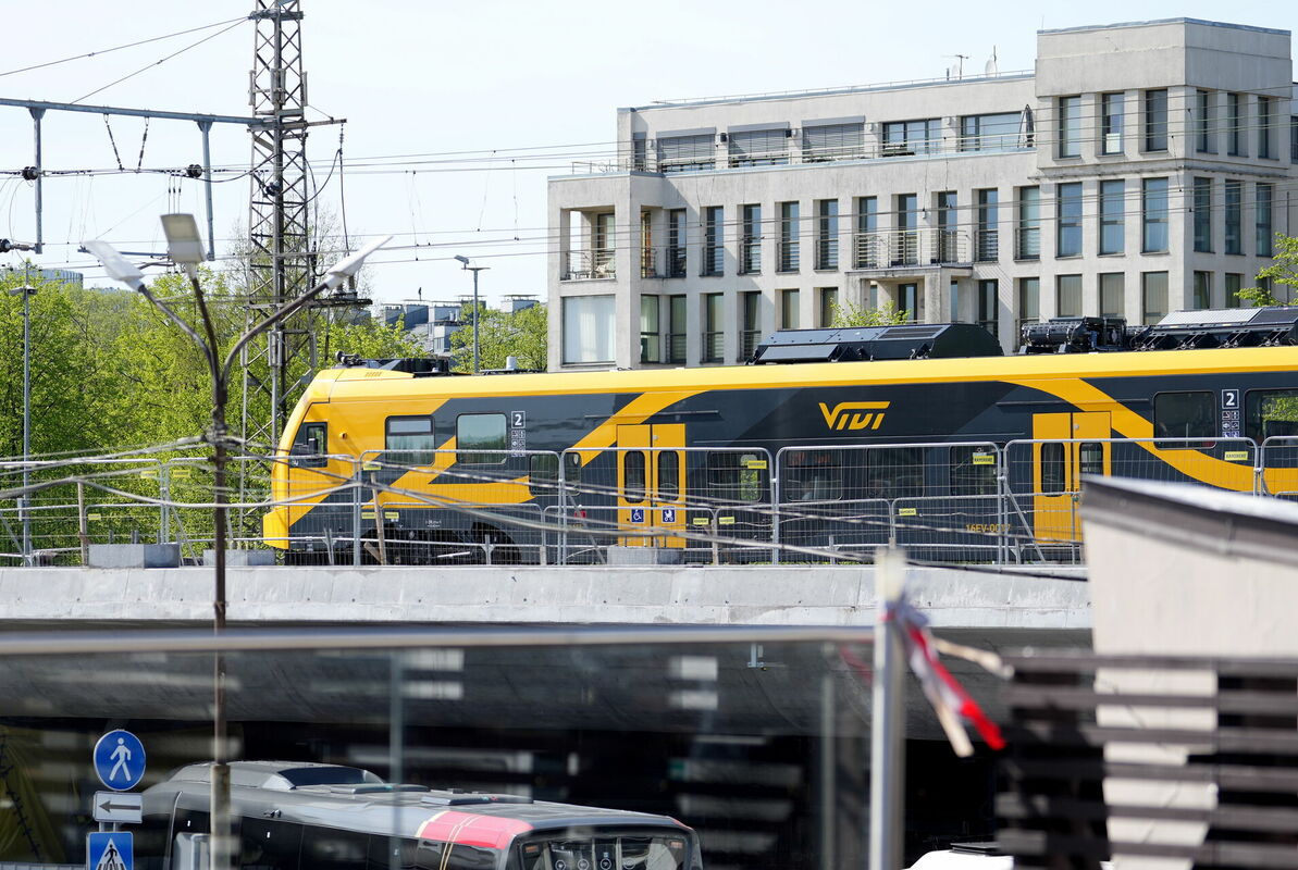 Elektrovilciens "Vivi" pie Rīgas Centrālās dzelzceļa stacijas. Foto: Zane Bitere/LETA