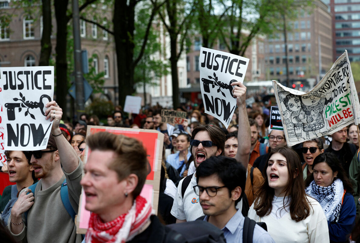 Protests pret karu Gazas joslā Amsterdamā, Nīderlandē. Foto: REUTERS/Piroschka van de Wouw