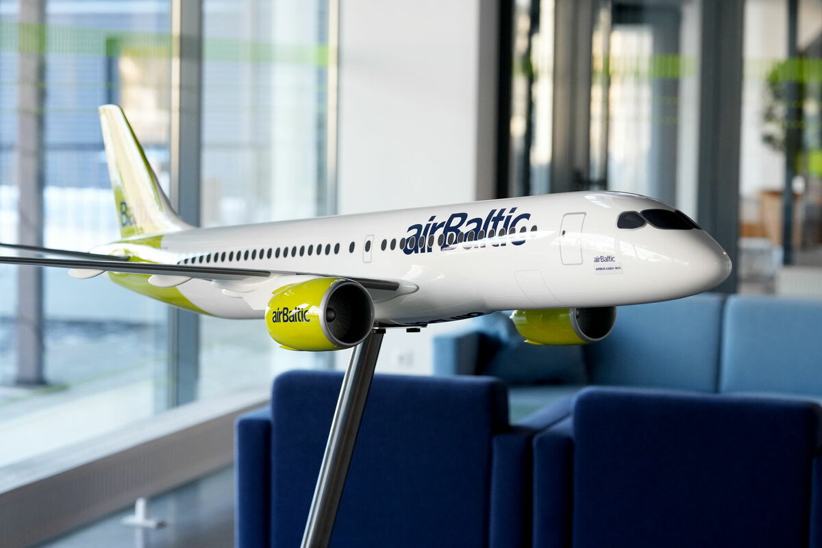 Nacionālās lidsabiedrības "airBaltic" lidmašīnas modelis. Foto: LETA