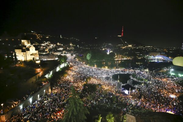 Tbilisi sestdienas vakarā apmēram 50 000 cilvēku piedalījās protesta mītiņā pret likumu par "ārvalstu aģentiem". Foto: AP Photo/Zurab Tsertsvadze