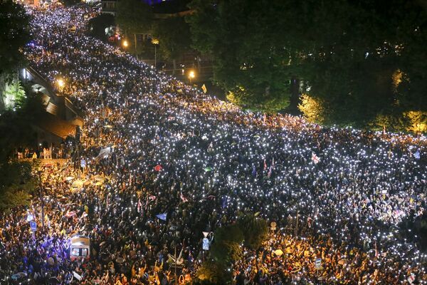 Tbilisi sestdienas vakarā apmēram 50 000 cilvēku piedalījās protesta mītiņā pret likumu par "ārvalstu aģentiem". Foto: AP Photo/Zurab Tsertsvadze