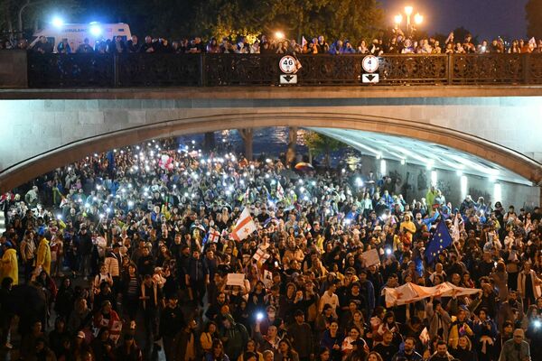 Tbilisi sestdienas vakarā apmēram 50 000 cilvēku piedalījās protesta mītiņā pret likumu par "ārvalstu aģentiem". Foto: AP Photo/Zurab Tsertsvadze