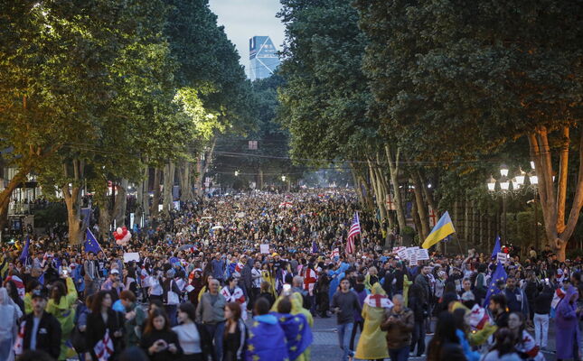 Tbilisi sestdienas vakarā apmēram 50 000 cilvēku piedalījās protesta mītiņā pret likumu par "ārvalstu aģentiem". Foto: AP Photo/Zurab Tsertsvadze