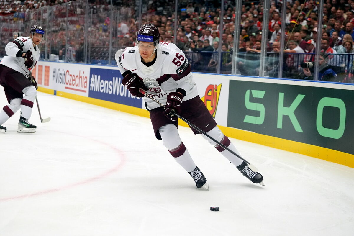 Latvijas hokeja izlases spēlētājs Roberts Mamčics (nr.55). Foto: Edijs Pālens/LETA