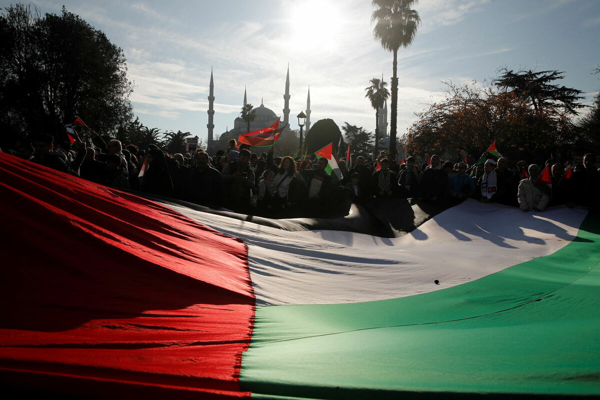 Protests palestīniešu atbalstam Stambulā, Turcijā, 2023. gada decembrī. Foto: REUTERS/Dilara Senkaya