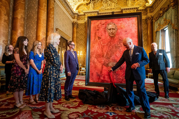 Mākslinieka Džonatana Jeo veidotais karaļa Čārlza III portrets. Foto: Aaron Chown / POOL / AFP