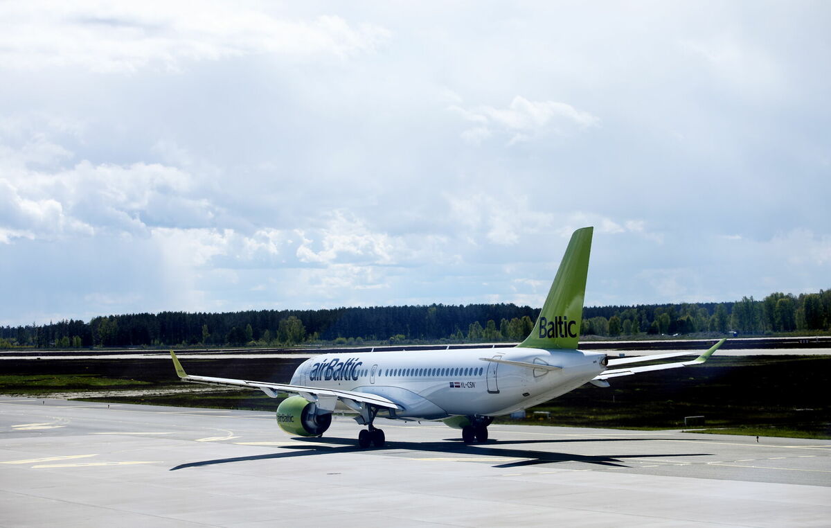 Lidsabiedrības "airBaltic" lidmašīna. Foto: Ieva Leiniša/LETA