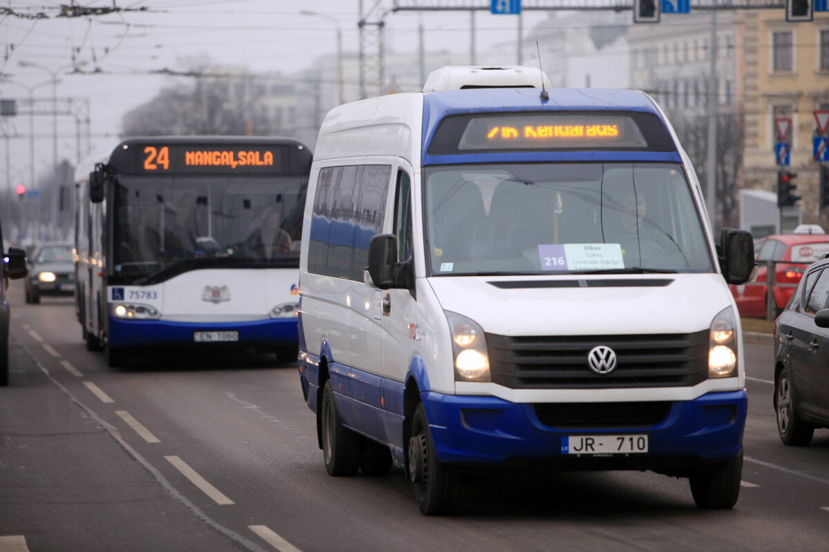 "Rīgas satiksme" maršruta mikroautobuss un autobuss. Foto: Edijs Pālens/LETA