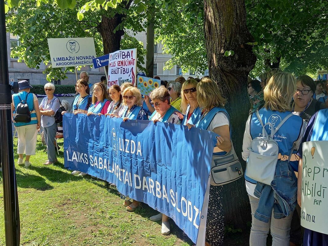 Vairāki tūkstoši izglītības darbinieku piketā iestājas pret IZM piedāvājumu slodžu balansēšanai. Foto: LIZDA/Facebook