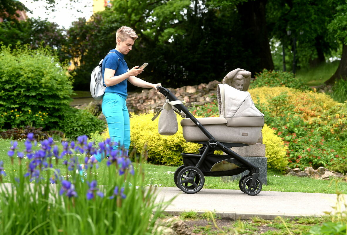 Sieviete ar bērna ratiņiem. Foto: Zane Bitere/LETA