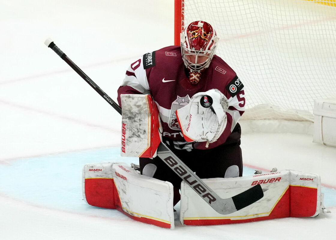 Latvijas hokeja izlases vārstsargs Kristers Gudļevskis . Foto: Edijs Pālens/LETA