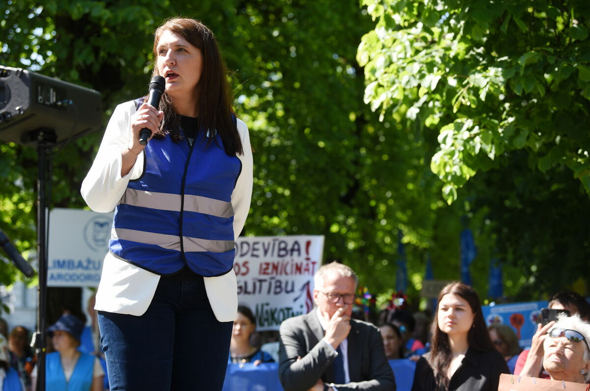 Latvijas Izglītības un zinātnes darbinieku arodbiedrības (LIZDA) priekšsēdētāja Inga Vanaga piedalās LIZDA rīkotajā izglītības nozares darbinieku piketā pie Ministru kabineta. Foto: Lita Millere/LETA