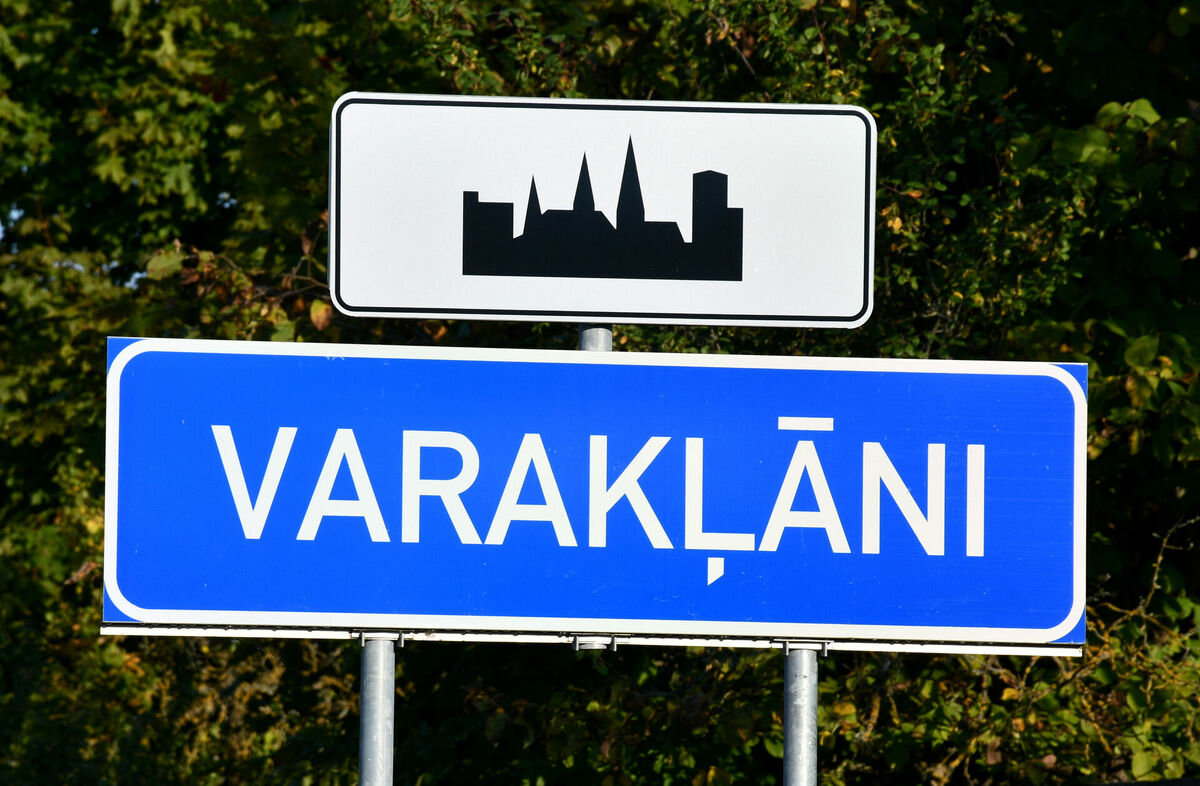 Vietas norādes ceļa zīme - Varakļāni. Foto: Ivars Soikāns/LETA