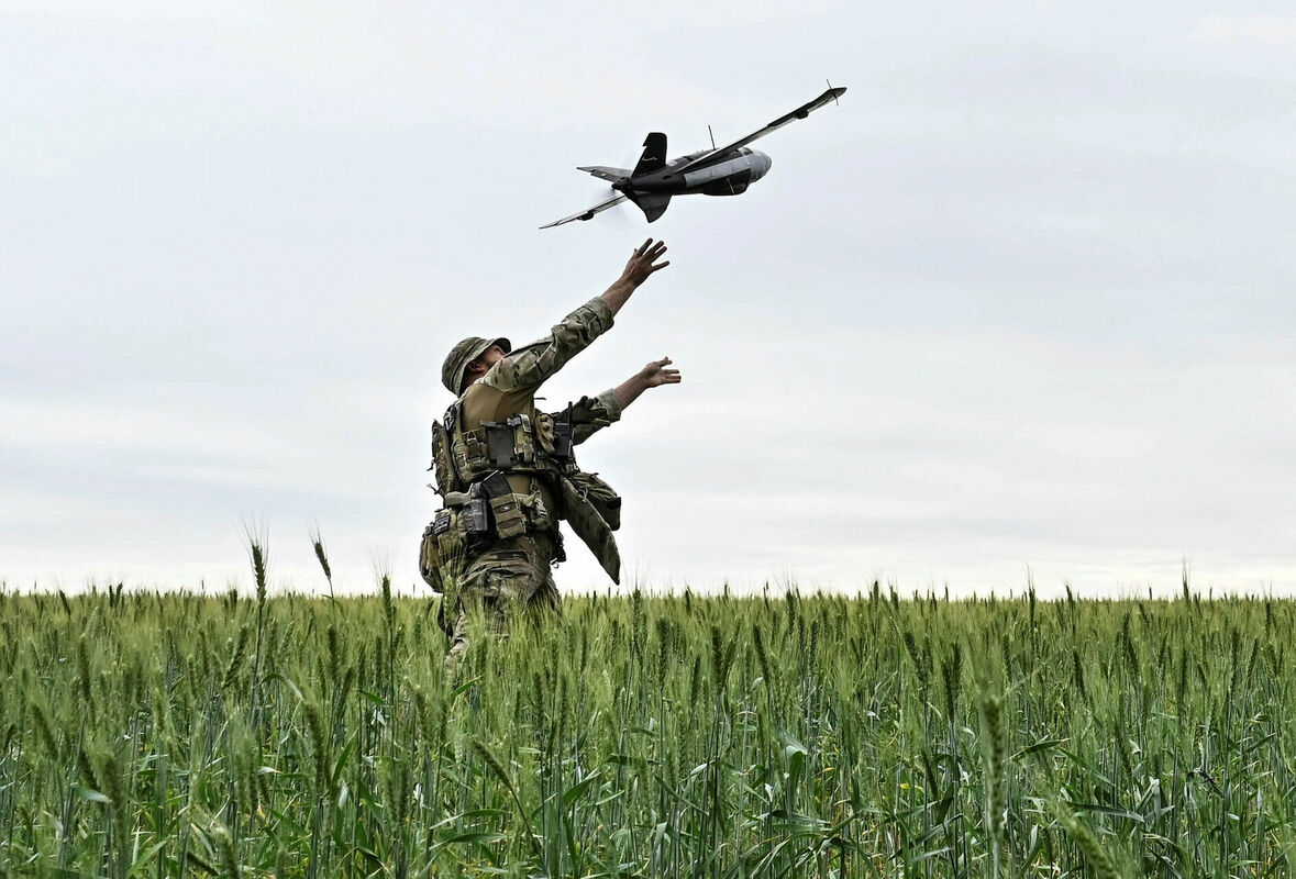 Kareivis palaiž dronu, attēls ilustratīvs. Foto: REUTERS/Stringer