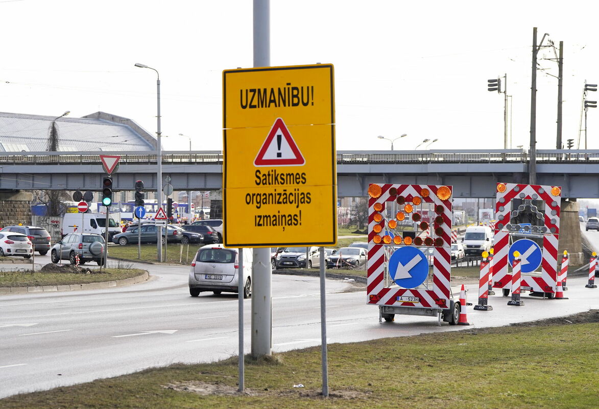 Norādes par satiksmes ierobežojumiem . Foto: Paula Čurkste/LETA