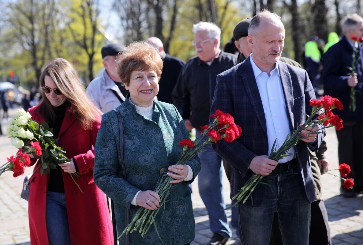 Eiropas parlamenta deputāte Tatjana Ždanoka un Latvijas Krievu savienības līdzpriekšsēdētājs Miroslavs Mitrofanovs pretēji policijas aicinājumam Ukrainas kara upuru piemiņas dienā nepulcēties pie padomju režīma memoriāliem, ieradies nolikt ziedus pie pieminekļu kompleksa Uzvaras parkā 2022. gada maijā. Foto: Paula Čurkste/LETA