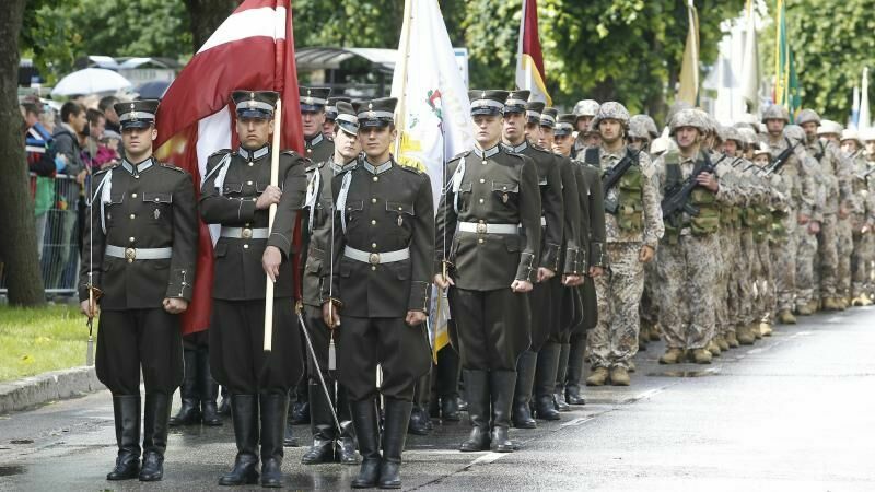 Militārā parāde Cēsīs. Foto: Normunds Mežiņš/sargs.lv