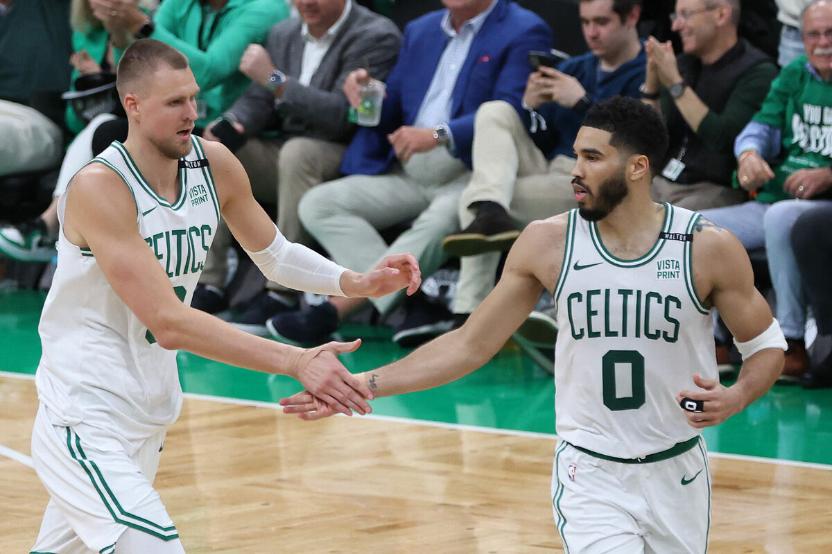 Porziņģis un Teitums. Foto: Adam Glanzman/Getty Images/AFP