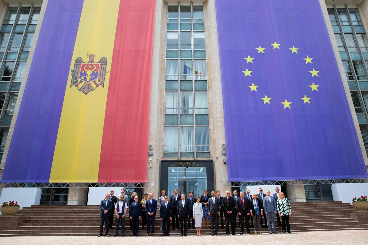 Moldvas un Eiropas Savienības karogi. Foto: Elena COVALENCO / AFP / Scanpix