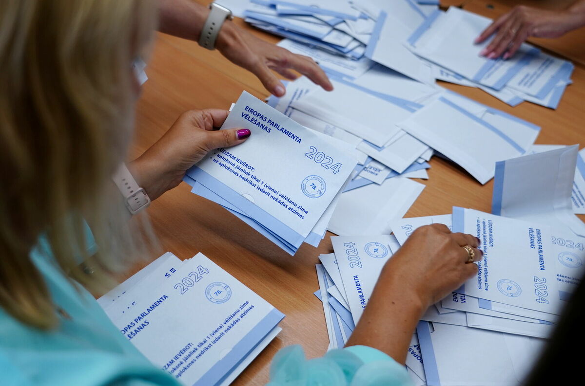 Balsu skaitīšana Eiropas Parlamenta vēlēšanās. Foto: Ieva Leiniša/LETA