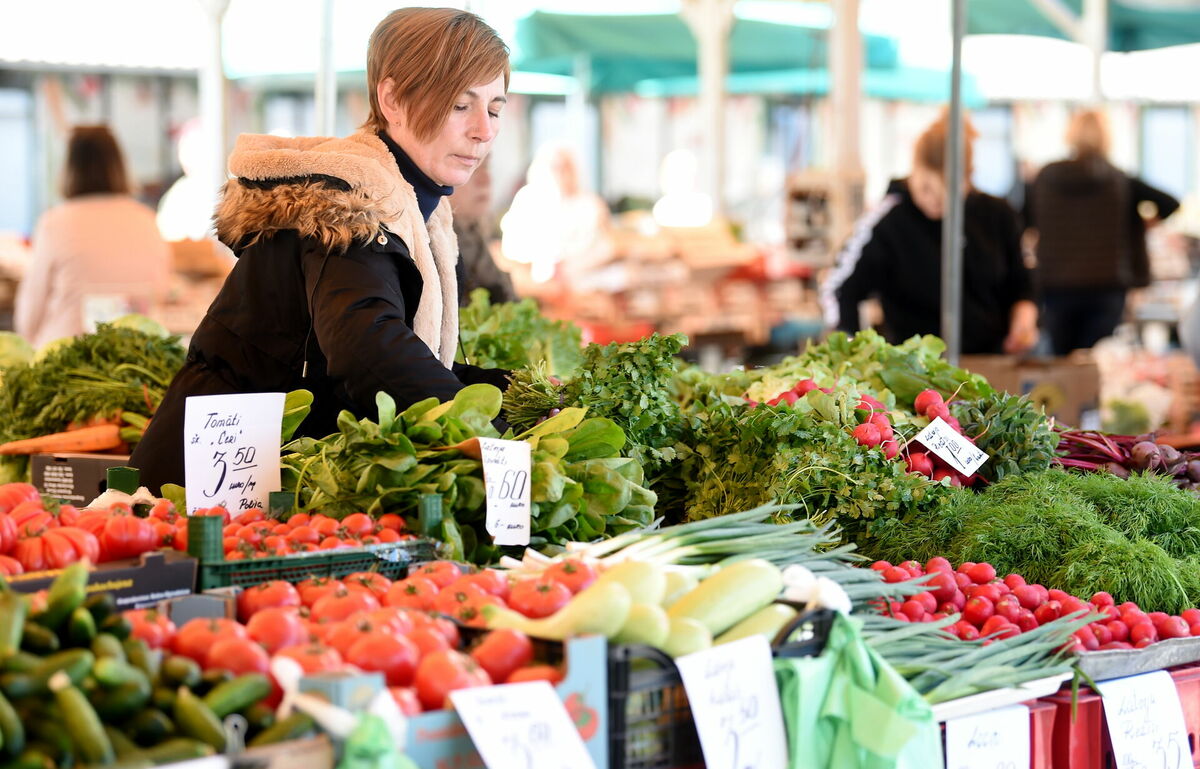 Dārzeņu tirdzniecība Rīgas Centrāltirgū. Foto: Zane Bitere/LETA