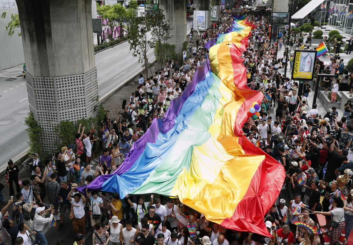 Praida gājiens Taizemes galvaspilsētā Bangkokā. Foto: EPA/RUNGROJ YONGRIT